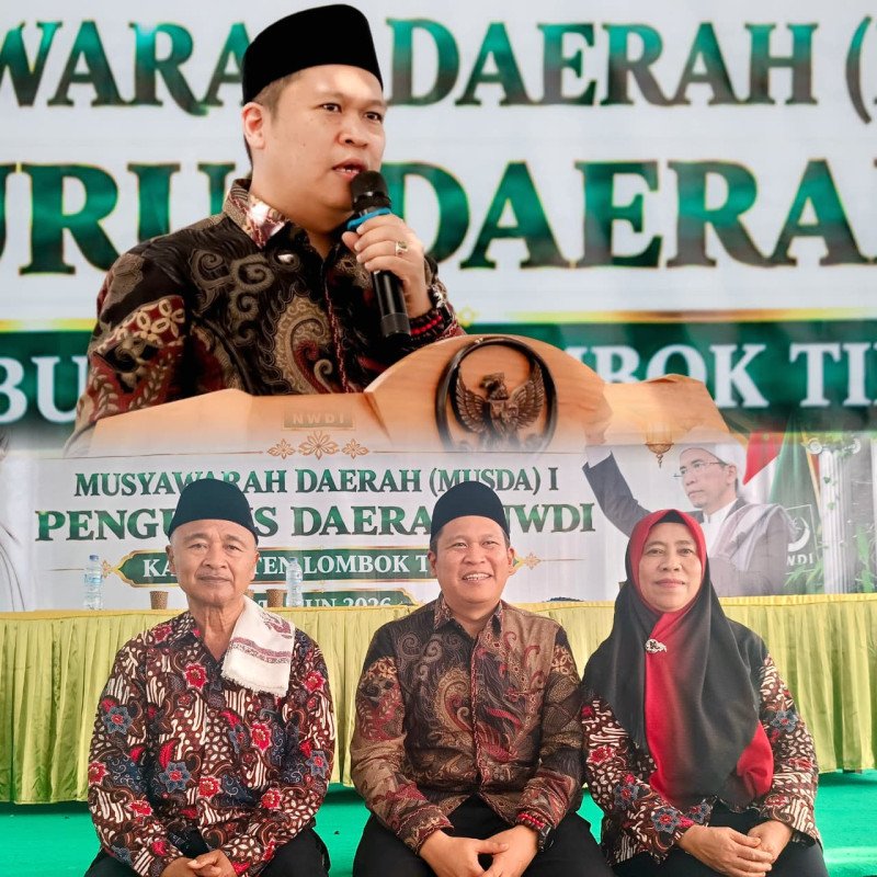 Foto Ketua PD NWDI Lotim, DR. TGH. Sholah Sukarnawadi, MA Bersama H. Lalu Zaenul Hamdi, S.Pd (Pimpinan NWDI Wanasaba Sekaligus Anggota DPRD Provinsi NTB Dapil NTB 3) & Hj. Baiq Ridwah, S.Pd (Calon Kades Wanasaba Periode 2026-2031), Minggu (18/10/2026) (Dok. Pribadi) Foto Ketua PD NWDI Lotim, DR. TGH. Sholah Sukarnawadi, MA Bersama H. Lalu Zaenul Hamdi, S.Pd (Pimpinan NWDI Wanasaba Sekaligus Anggota DPRD Provinsi NTB Dapil NTB 3) & Hj. Baiq Ridwah, S.Pd (Calon Kades Wanasaba Periode 2026-2031), Minggu (18/10/2026) (Dok. Pribadi)